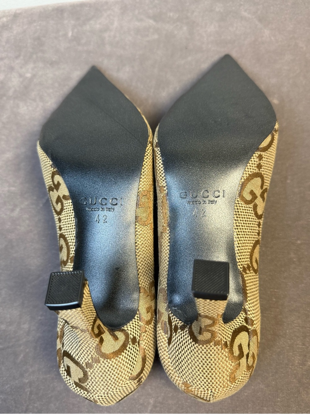 Gucci Beige GG Canvas Mid Heel Pumps Gold-Tone Logo womens size 42/ 9.5 New - Picture 8 of 13